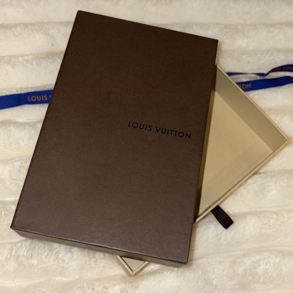 Louis Vuitton Box 8.5x5.5 and brand new ribbon! - Picture 3 of 6